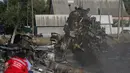 Salah satu pekerja mengawasi proses pengangkatan puing pesawat Malaysia Airlines MH-17 yang jatuh di desa Hrabove, Donetsk, Ukraina, (20/7/2014). (REUTERS/Maxim Zmeyev) 