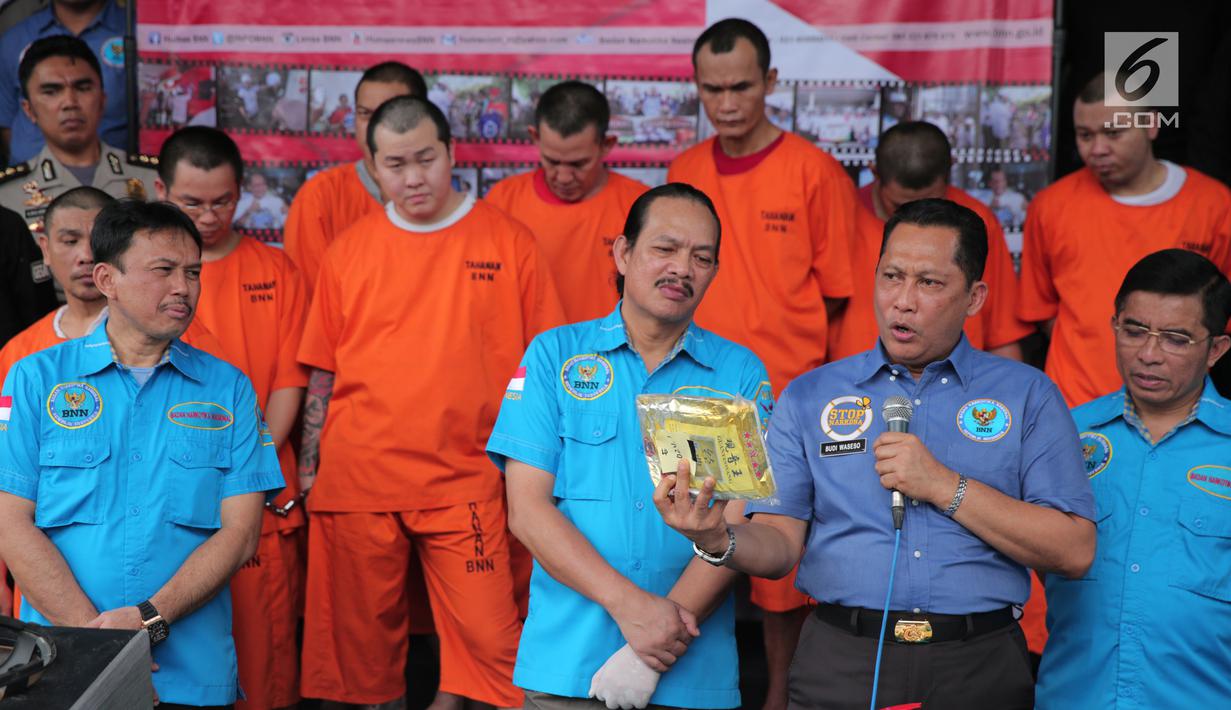 Kepala BNN Komjen Budi Waseso memberi keterangan saat rilis kasus penyelundupan narkoba di Kantor BNN, Jakarta, Selasa (10/10). (Liputan6.com/Faizal Fanani)