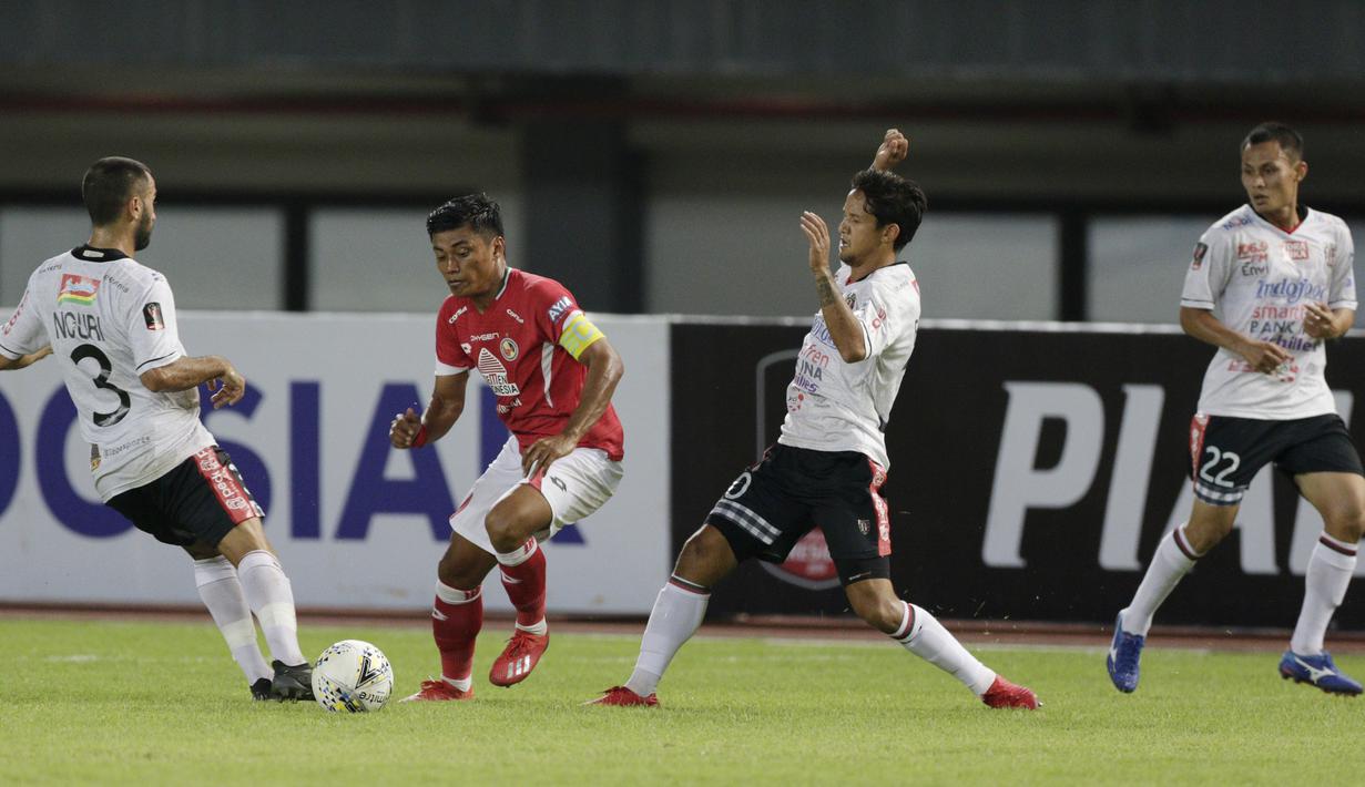 Aksi kapten Semen Padang, Rudi pada laga kedua Piala Presiden 2019 yang berlangsung di Stadion Patriot, Jawa Barat, Senin (11/3). (Bola.com/M Iqbal Ichsan)