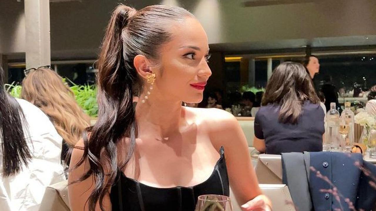 Penampilan Enzy Storia di Runway Paris Fashion Week 2023 menjadi perhatian rekan artis di tanah air. Mereka memuji penampilan Enzy.<br>