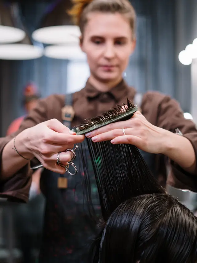 [Fimela] mimpi potong rambut