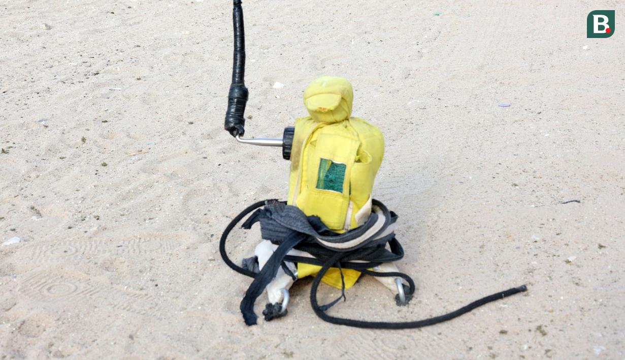 Dalam setiap balapan, Robot Jockeys ini digerakkan oleh sang pemilik menggunakan remote control. Pengunaan Robot Jockeys juga dinilai membuat unta bisa berlari lebih cepat lagi. (Bola.com/Ade Yusuf Satria)