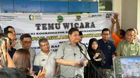 Menteri Koordinator (Menko) Perekonomian Airlangga Hartarto saat menemui warga di Kantor Kecamatan Batununggal, Kota Bandung, Jawa Barat, Jumat (19/1/2024). (Liputan6.com/Nanda Perdana Putra)