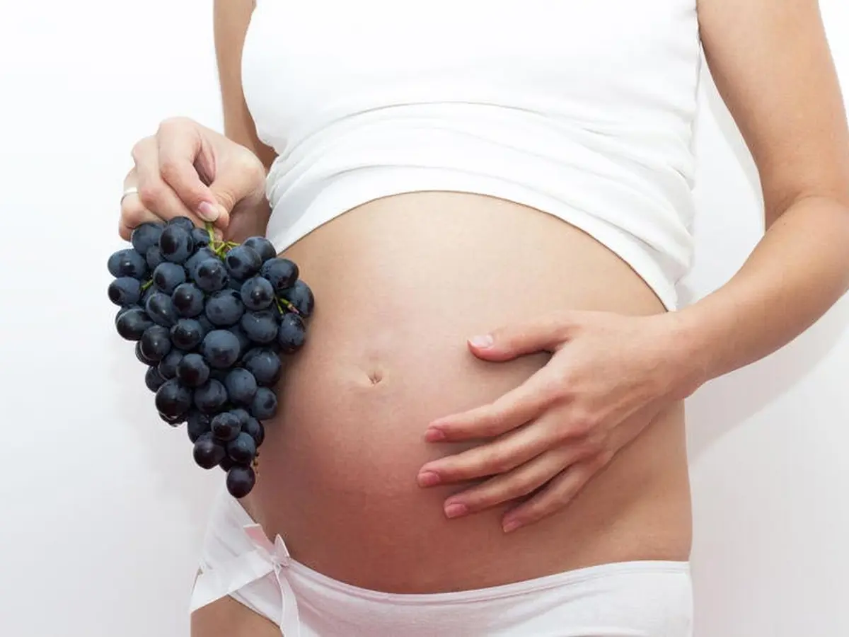 Можно кормящим виноград. Ягоды для беременных. Виноград для беременных. Чёрный виноград беременным.