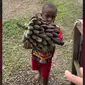 Sistem Barter Makanan Ternyata Masih Ada di Papua, Pisang Ditukar dengan Mi Instan.&nbsp; foto: TikTok @_wike.afrilia_