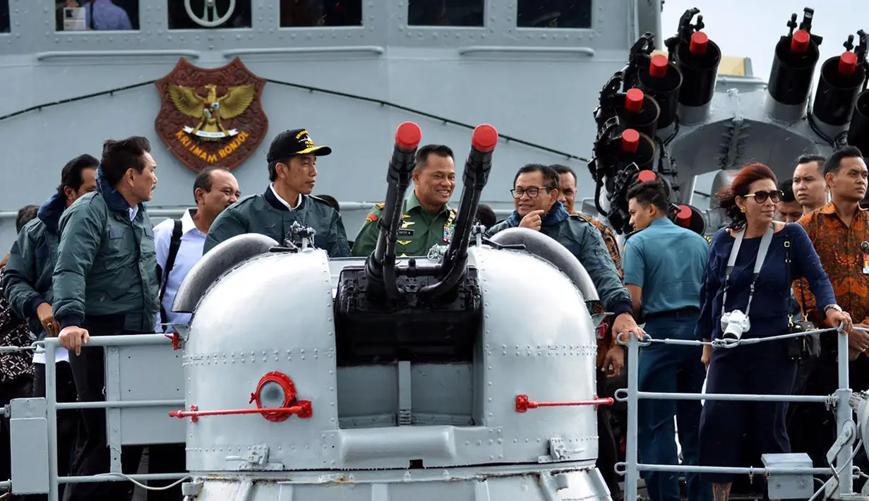 (Ki-ka) Menko Polhukam Luhut Panjaitan, Presiden Jokowi, Panglima TNI Jenderal TNI Gatot Nurmantyo, Setkab Pramono Anung dan Menteri Kelautan dan Perikanan saat berada di kapal perang KRI Imam Bonjol 383 di perairan Natuna, Kamis (23/6). (Foto: Setpres)