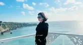 Dalam beberapa unggahan di media sosial, Felicya tidak hanya menikmati momen liburan di pantai waktu berada di Bali. Baru-baru ini ia membagikan potretnya yang tampil stylish dengan mode kerja. Punya aura positif dan profesionalisme yang ditampilkan di setiap momen, sosoknya ini pun sempat dipuji bak Song Hye Kyo. Tak heran, unggahan-unggahannya ini langsung banjir pujian dari netizen. (Liputan6.com/IG/@felicyangelista_)