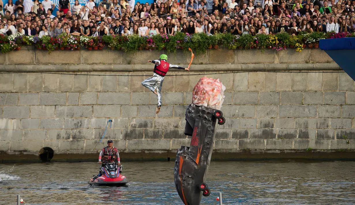 Seorang peserta melompat dari wahana terbang rakitannya saat festival olahraga Letfest di Muzeon Art Park, Moskow, Sabtu, 22 Agustus 2026. (Foto AP/Alexander Zemlianichenko)