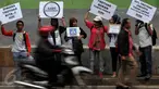 Sejumlah aktivis dari Komunitas Pejalan Kaki melakukan aksi damai dengan membawa spanduk di samping Stasiun Palmerah, Jakarta, Jum'at (22/4).Dalam aksinya mereka menuntut kembalikan Trotoar untuk pejalan kaki. (Liputan6.com/JohanTallo)
