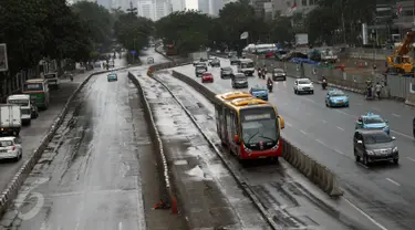 Pengendara melintasi Jalan Jenderal Sudirman menuju Blok M, Jakarta, Jumat (2/12). Terkait aksi super damai 212 yang digelar di kawasan Monas, sejumlah ruas jalan protokol Ibukota terlihat lengang. (Liputan6.com/Helmi Fithriansyah)