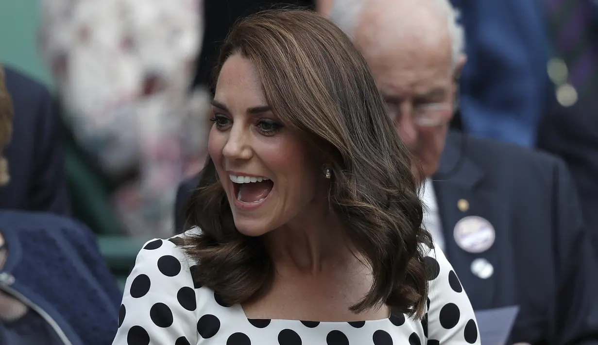 Kate Middleton tertawa saat menyaksikan pertandingan antara petenis asal Inggris, Andy Murray melawan petenis Rusia, Alexander Bublik pada babak pertama Wimbledon di London, Inggris (3/7). (AFP Photo/Adrian Dennis)