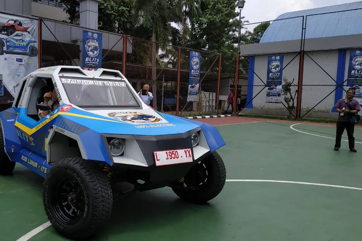 Mobil listrik spesifikasi Rally Dakar garapan Institut Sepuluh Nopember (ITS), Surabaya, dan Universitas Budi Luhur (UBL), yang disebut Blits siap menjelajah Indonesia.