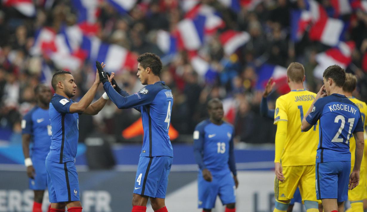 Pemain Prancis, Dimitri Payet (kiri) merayakan kemenangan timnya atas Swedia bersama Raphael Varane pada laga grup A Kualifikasi Piala Dunia 2018 di Stade de France Stadium, Saint-Denis, Prancis, (11/11/2016). (AP/Christophe Ena)