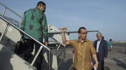 Komisaris Utama Garuda Indonesia Bambang Susantono (kiri) bersama Dirut Garuda Indonesia Emirsyah Satar (tengah) dan Dubes Portugal untuk Indonesia Joaquim Moreira de Lemos (kanan) dalam penerbangan perdana Garuda rute Denpasar-Dili. (Antara Foto/Rosa P)