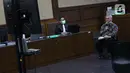 Ketua KPU, Arief Budiman (kanan) memberi keterangan sebagai saksi pada persidangan kasus suap pergantian antarwaktu anggota DPR dengan terdakwa mantan komisioner KPU Wahyu Setiawan di Pengadilan Tipikor Jakarta, Kamis (4/6/2020). Sidang beragenda keterangan saksi. (Liputan6.com/Helmi Fithriansyah)