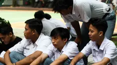 Sejumlah pelajar yang terjaring razia sebelum dipangkas rambutnya di SMA Negeri 70 Jakarta, Kamis (25/5/2023). (Liputan6.com/Herman Zakharia)