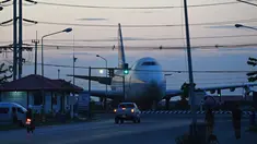 Sebuah pesawat Boeing 747 terlihat di persimpangan jalan raya Nakhon Pathom, Bangkok, Thailand (19/1). Pesawat ini sengaja diletakkan dipersimpangan jalan sebagai hiasan kota. (AFP PHOTO / Christophe Archambault)
