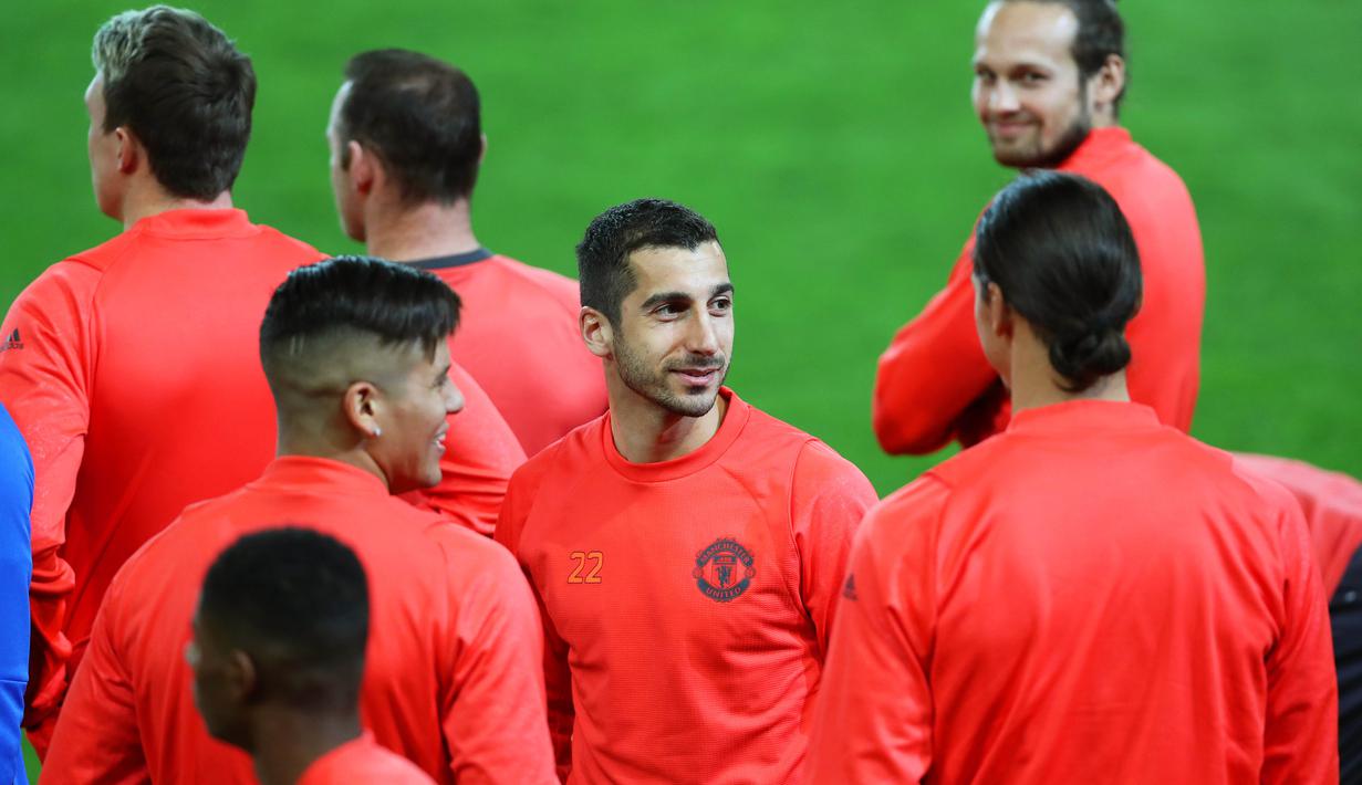Atas permintaan Jose Mourinho, Manchester United mendatangkan pemain asal Armenia, Henrikh Mkhitaryan dari Borussia Dortmund. (EPA/Tolga Bozoglu)