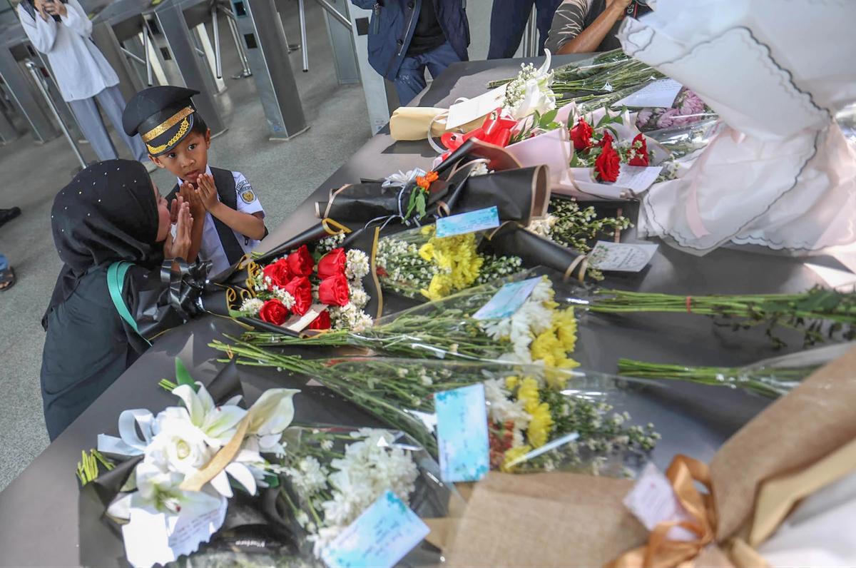FOTO: Karangan Bunga Berjejer di Stasiun Bekasi Timur Pasca Kecelakaan Kereta
