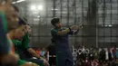 Gaya pelatih Timnas Futsal Indonesia, Andri Irawan memberikan instruksi saat melawan BJL 2000 pada laga Uji Coba di Lapangan Futsal Tifosi Sport Center, Jakarta, (14/1/2017). Timnas menang 7-5. (Bola.com/Nicklas Hanoatubun)