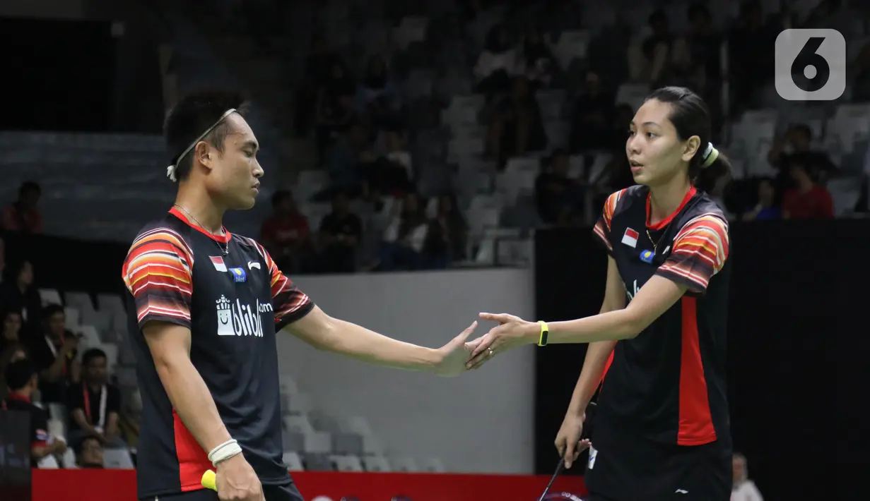 Ganda campuran Indonesia, Hafiz Faizal/Gloria Emanuelle Widjaja saat berlaga di babak pertama Indonesia Master 2020 melawan Zheng Si Wei/Huang Ya Qiong (China) di Istora GBK, Jakarta, Selasa (14/1/2020). Hafiz/Gloria kalah dua set langsung 14-21, 13-21. (Liputan6.com/Helmi Fithriansyah)