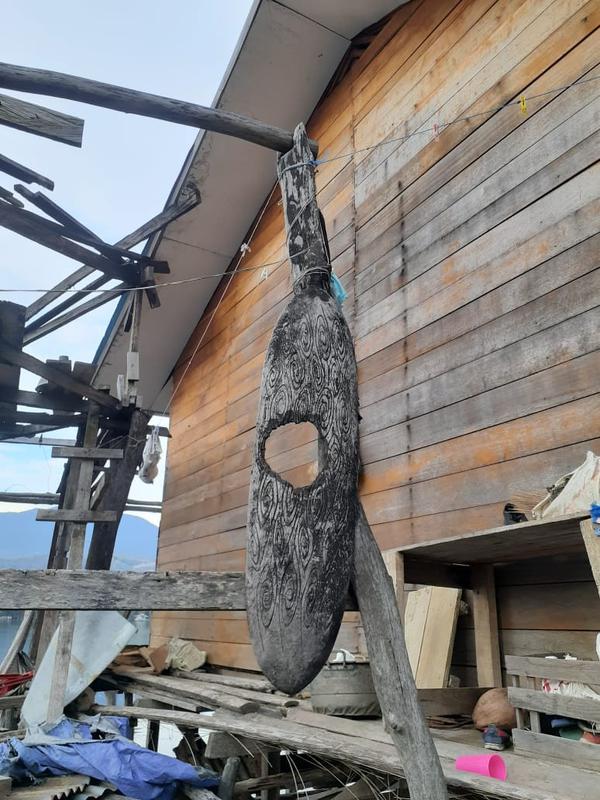 Piring tradisional Sentani atau disebut juga Ohote, bentuknya seperti daun. Satu sisi dibentuk cekung sedangkan sisi lainnya dibuat ukiran khas Asei. (Dok Foto Hari Suroto/ Balai Arkeologi Papua)