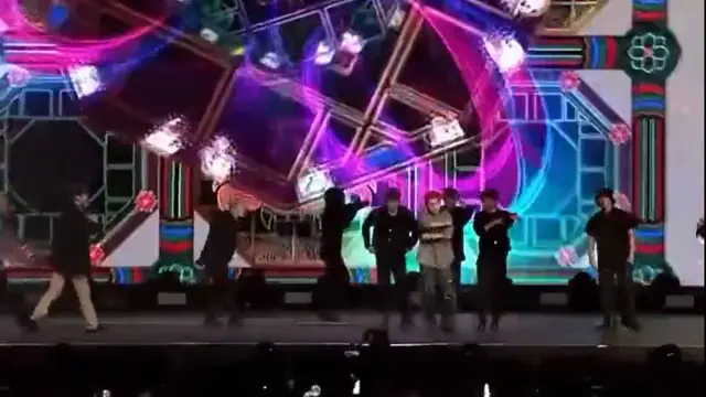 Bitting Sign yang dilakukan Oleh Wooyoung ATEEZ Saat Tampil di KCON Saudi Arabia