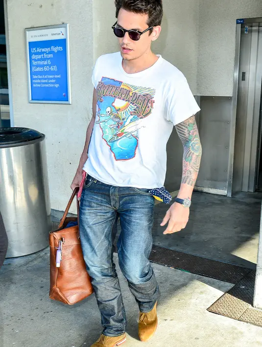 Tampil anti ribet ala John Mayer yang cukup kenakan kaos putih dan celana jeans mampu memberikan kesan santai dan trendy (Sumber: Kapanlagi/splash)