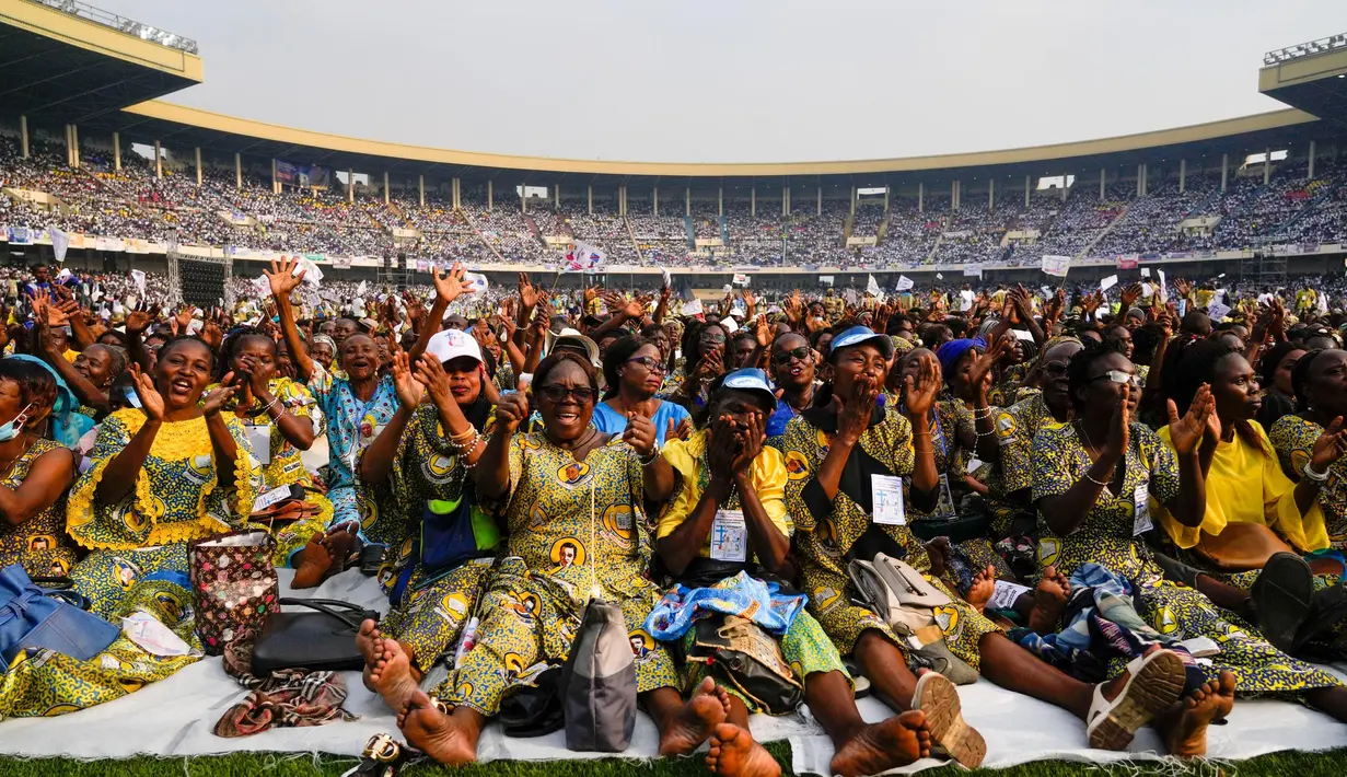Umat memadati Stadion Martir di Kinshasa, Republik Demokratik Kongo untuk pertemuan antara Paus Fransiskus dan kaum muda, Kamis (2/2/2023). Paus Fransiskus tiba di ibu kota Kinshasa, Republik Demokratik Kongo, sebagai bagian dari lawatan selama enam hari ke benua Arika, termasuk ke Sudan Selatan. Puluhan ribu orang menyambut kedatangan Paus Fransiskus sejak dari bandara ke ibu kota Kinshasa. (AP Photo/Gregorio Borgia)