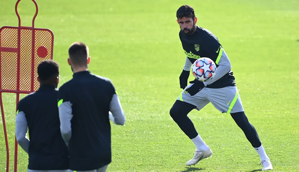 Penyerang Atletico Madrid, Diego Costa, mengontrol bola saat sesi latihan di Estadio Wanda Metropolitano, Selasa (24/11/2020). Atletico Madrid akan menghadapi Lokomotiv Moscow pada laga matchday keempat Liga Champions. (AFP/Gabriel Bouys)