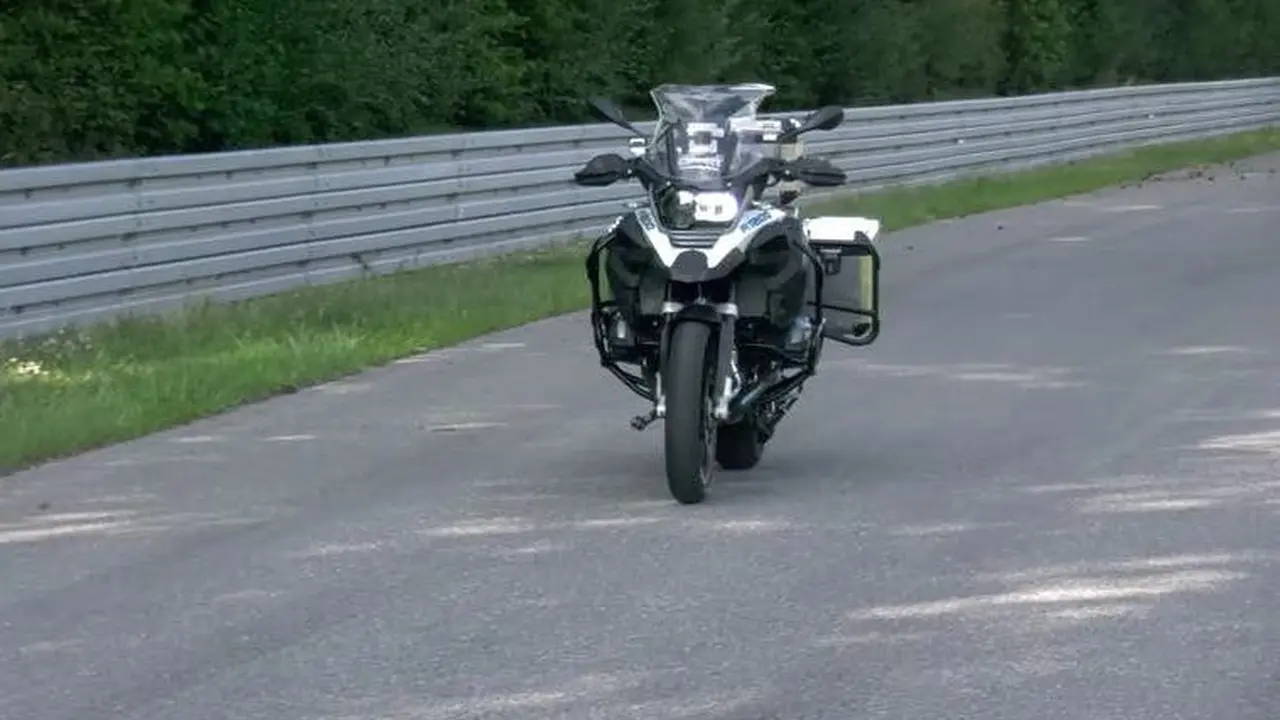 Canggih, Motor BMW Ini Sanggup Meluncur Sendiri