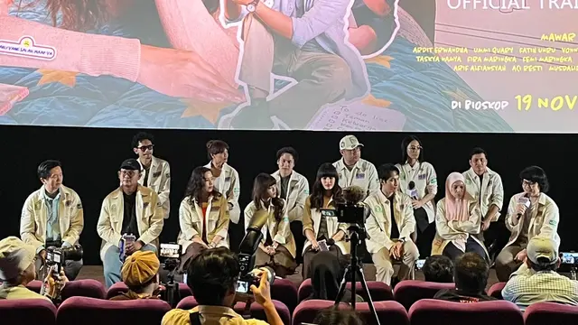 Evelyn Afnilia, mengangkat mic dalam konferensi pers trailer dan poster film People Pleaser yang digelar di Jakarta, (12/10/2026). (Liputan6.com/Afradhiya N. R)