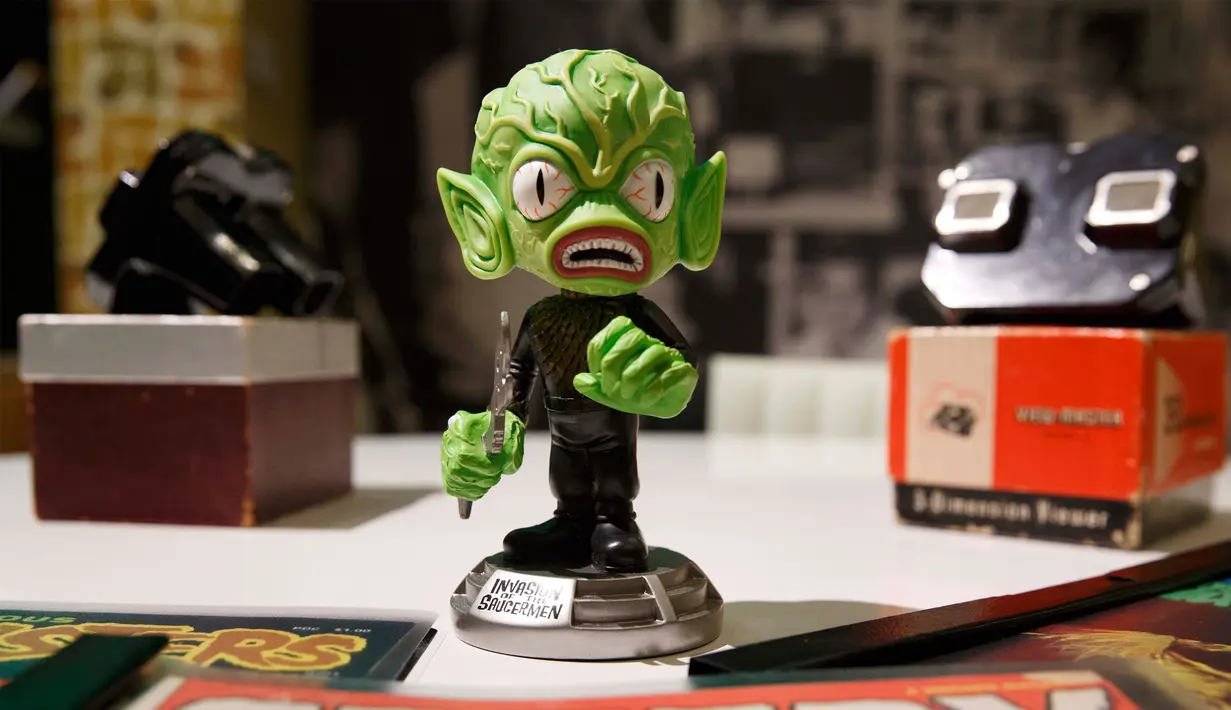 Miniatur Saucer-Man yang terpajang di dalam Museum Peabody Essex, Massachusetts, Rabu (9/8). Hammet mengaku sebagian besar poster film miliknya telah menginspirasi dirinya dalam bermusik. (AP/Michael Dwyer)