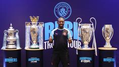 Mantan pemain Manchester City, Shaun Wright-Phillips, berfoto di depan empat trofi yang diraih The Citizen musim lalu. Trofi tersebut dipamerkan di hadapan media, di Hotel Double Three Jakarta, Indonesia, Kamis (28/9/2023). (Bola.com/Yus Mei Sawitri)