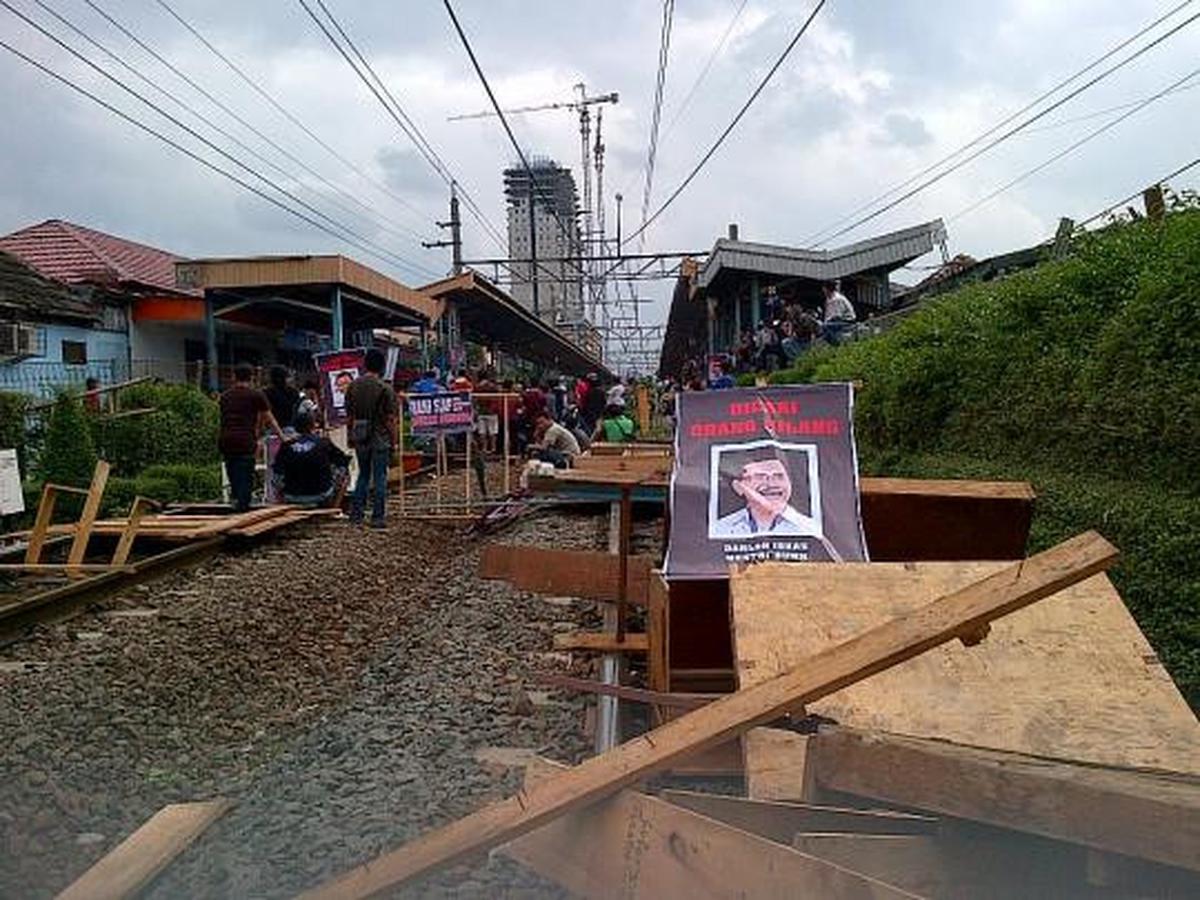 Ratusan pedagang dan mahasiswa blokir jalur KRL di Depok