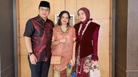 Pasha Ungu, Adelia Wilhelmina, dan Shakiena Azalea kondangan di Palu. [IG: @adeliapasha]