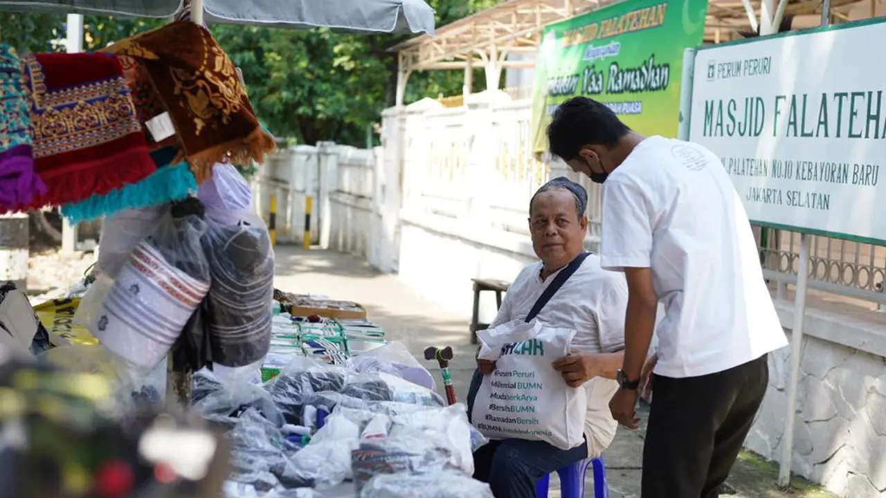 Para generasi muda atau millennial Perum Percetakan Uang Republik Indonesia (Peruri) melakukan bagi-bagi sembako kepada masyarakat