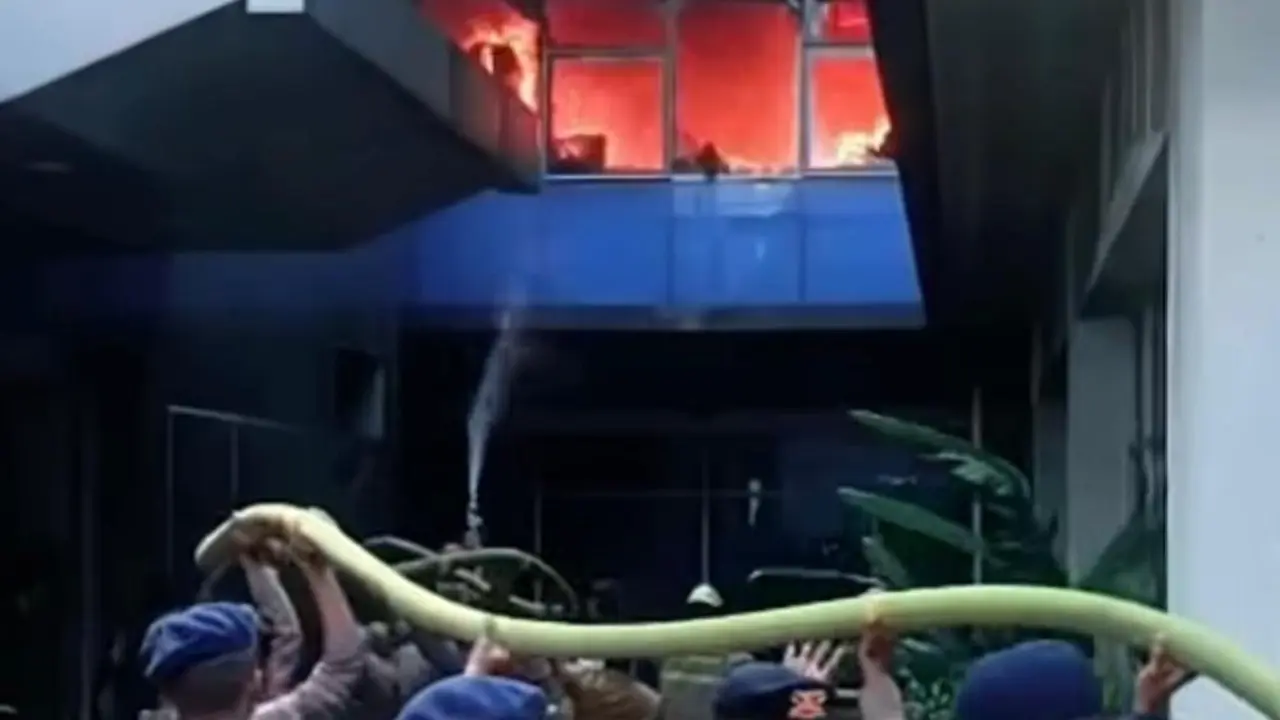 Kebakaran melanda Gedung D Direktorat Jenderal (Ditjen) Bina Pemerintahan Desa di kompleks Kementerian Dalam Negeri (Kemendagri), Pasar Minggu, Jakarta Selatan.