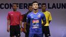 Pemain Arema FC, Nur Hardianto berpose saat Peluncuran Shopee Liga 1 di SCTV Tower, Jakarta, Senin (13/5). Sebanyak 18 klub akan bertanding pada Liga 1 mulai tanggal 15 Mei. (Bola.com/Vitalis Yogi Trisna)