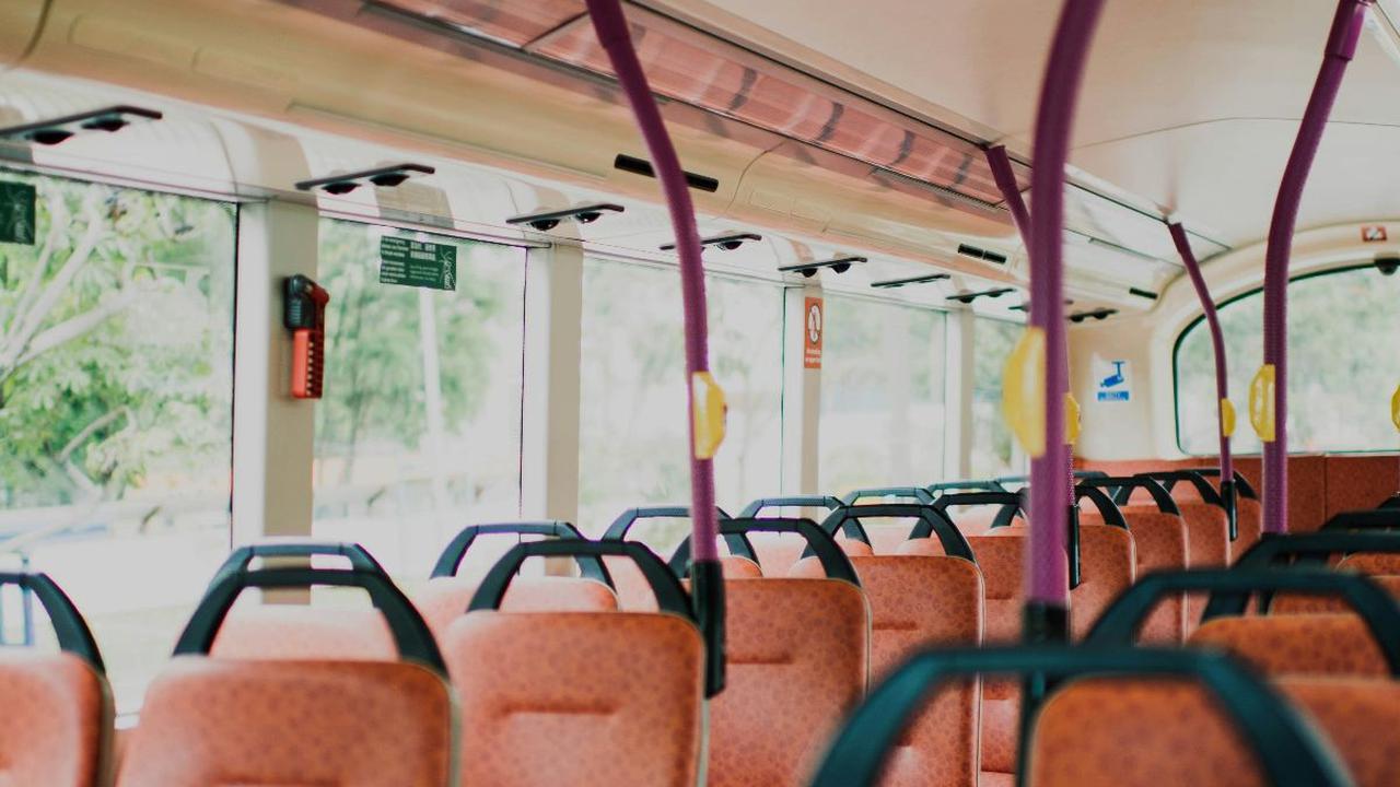 Berkeliling kota dengan mengendarai bus wisata gratis Jakarta dapat menjadi alternatif kegiatan untuk mengisi akhir pekan. Anda bisa menikmati fasilitas ini bersama keluarga, atau sahabat-sahabat dekat. PT Transportasi Jakarta mengelola 22 bus tingkat gr