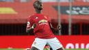 Selebrasi bek Manchester United, Eric Bailly setelah berakhirnya laga Liga Liga Inggris 2020/2021 menghadapi Aston Villa di Old Trafford Stadium, Manchester (1/1/2021). Eric Bailly asal Pantai Gading yang baru saja kembali dari semusim masa peminjaman bersama Marseille, didatangkan Manchester United dari Villarreal pada awal musim 2016/2017. Selama total 7 musim, ia telah bermain dalam 113 laga dengan torehan 1 gol dan 1 assist. (AFP/Pool/Carl Recine)