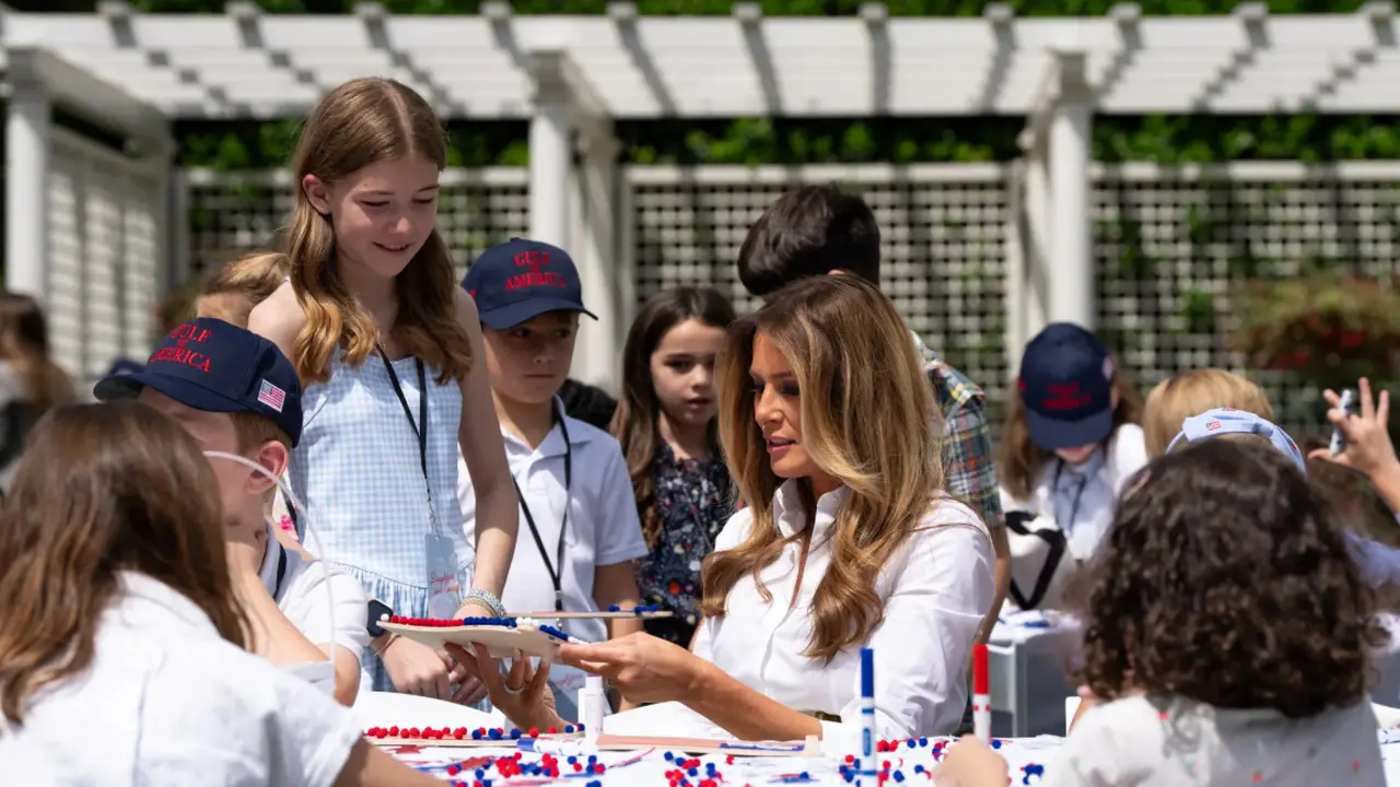 Gaya Keibuan Melania Trump Bermain Bersama Anak-Anak di White House