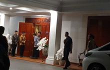 Tinggalkan Rumah Kertanegara, Gibran Cium Tangan Prabowo
