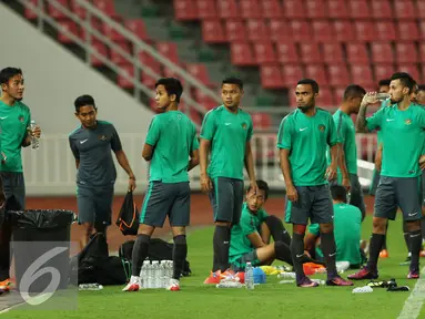 Pelatih Timnas Indonesia, Alfred Riedl (tengah) melihat latihan timnya jelang final kedua Piala AFF 2016 di Rajamangala Stadium, Bangkok, Thailand, Jumat (16/12). Indonesia akan melakoni laga tandang lawan Thailand. (Liputan6.com/Helmi Fithriansyah)