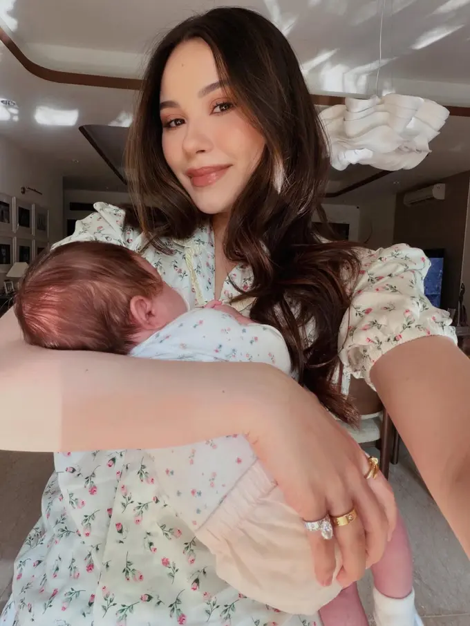 Pesona Glowing Mama Alyssa Daguise Momong Baby Soleil, Tampil Kembar dengan Perhiasan Ratusan Juta