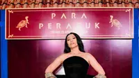 6 Pose Anggun di Gala Premiere Film Para Perasuk, Pakai Gaun Drama Diva Karya Desainer Tex Saverio