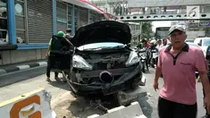 Viral seorang sopir sengaja menabrakkan mobilnya ke separator busway setelah menabrak sepeda motor. Ternyata ia positif menggunakan sabu-sabu.