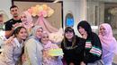 Ini adalah potret Lesti Kejora pakai hoodie yang jadi sorotan di acara ulang tahun ibunda Margin Wieheerm. Menutupi bagian leher ketika sedang berfoto, artis kelahiran Cianjur itu disebut lepas hijab. Meski ada yang menudingnya tidak-tidak, tak sedikit pula netizen yang membela Lesti dan menyebut penampilan Lesti tidak ada yang salah karena masih tertutup. Dalam momen tersebut, tak hanya Lesti yang terlihat hadir, ibundanya, Mama Kejora juga turut hadiri ultah ibunda Margin. (Liputan6.com/IG/@marginw)
