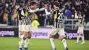 Selebrasi gelandang Juventus, Fabio Miretti (kanan) bersama Andrea Cambiaso setelah mencetak gol penyeimbang 1-1 ke gawang Salernitana pada laga babak 16 besar Coppa Italia 2023/2024 di Juventus Stadium, Turin, Jumat (5/1/2024) dini hari WIB. (dpa via AP Photo/Marco Alpozzi)