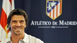 Atletico Madrid&#039;s new 35-year-old goalkeeper Gregory Coupet smiles during his official unveil on July 8, 2008 at Vicente Calderon stadium in Madrid. Atletico signed Coupet for the next two seasons. AFP PHOTO/ PIERRE-PHILIPPE MARCOU
